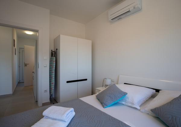 Na predaj: Priestranný 4 izbový apartmán na ostrove Vir v Chorvátsku