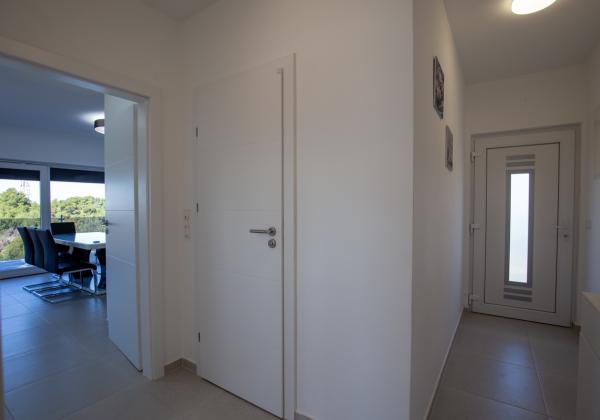 Na predaj: Priestranný 4 izbový apartmán na ostrove Vir v Chorvátsku