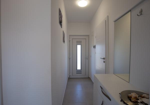 Na predaj: Priestranný 4 izbový apartmán na ostrove Vir v Chorvátsku