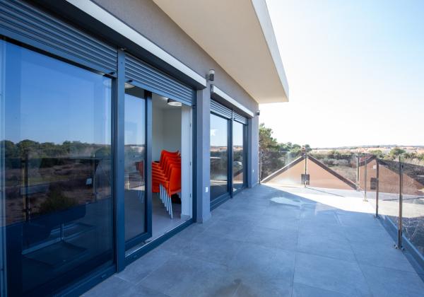 Na predaj: Priestranný 4 izbový apartmán na ostrove Vir v Chorvátsku