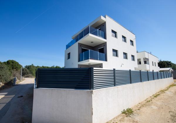 Na predaj: Priestranný 4 izbový apartmán na ostrove Vir v Chorvátsku