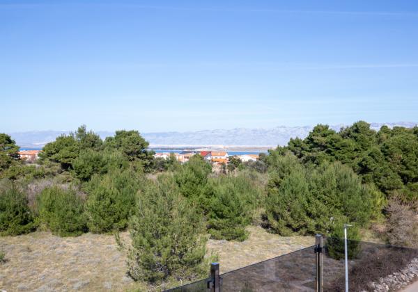 Na predaj: Priestranný 4 izbový apartmán na ostrove Vir v Chorvátsku