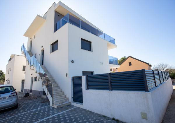 Na predaj: Priestranný 4 izbový apartmán na ostrove Vir v Chorvátsku