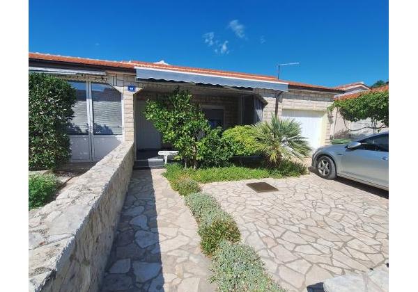 Chorvátsko - Exkluzívne dom s garážou len 120m od mora