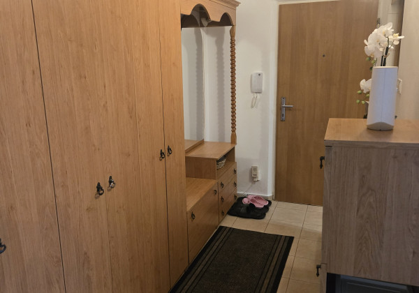 PRENÁJOM - 2 izbový byt na Západe, zariadený a po rekonštrukcii.