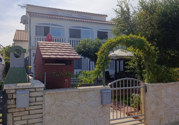 Chorvátsko - Na predaj dom s dvoma apartmánmi len 90 m od mora – Vrsi!