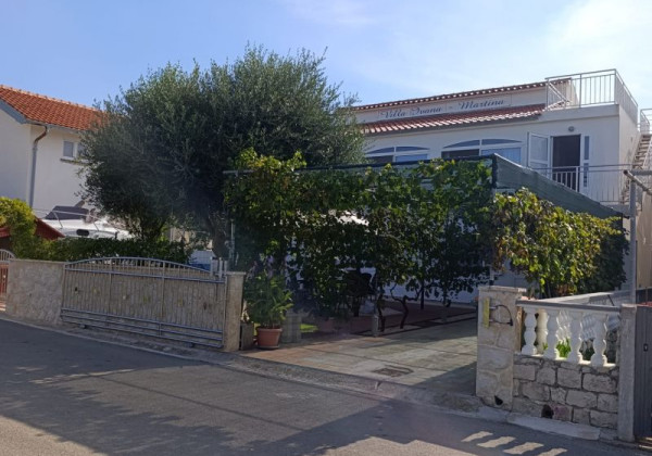 Chorvátsko - Na predaj dom s dvoma apartmánmi len 90 m od mora – Vrsi!