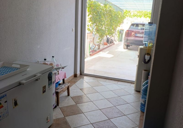 Chorvátsko - Na predaj dom s dvoma apartmánmi len 90 m od mora – Vrsi!