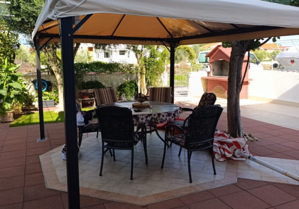 Chorvátsko - Na predaj dom s dvoma apartmánmi len 90 m od mora – Vrsi!