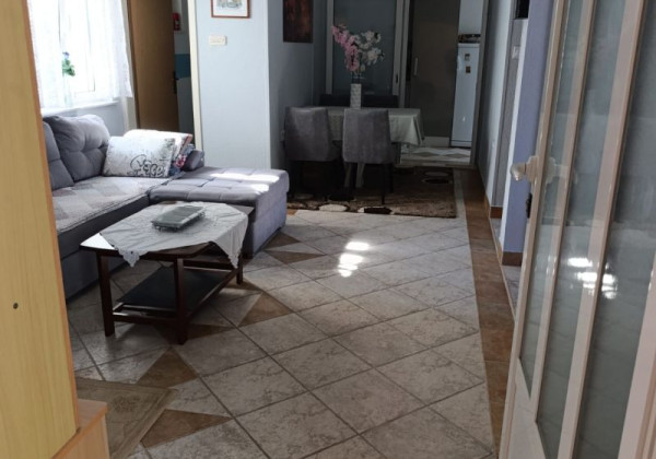 Chorvátsko - Na predaj dom s dvoma apartmánmi len 90 m od mora – Vrsi!