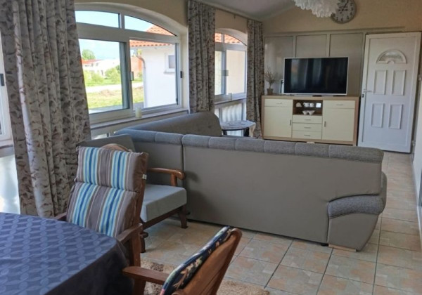 Chorvátsko - Na predaj dom s dvoma apartmánmi len 90 m od mora – Vrsi!