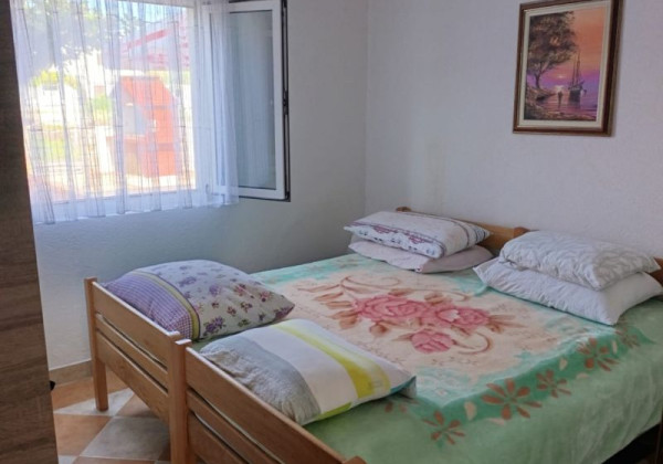 Chorvátsko - Na predaj dom s dvoma apartmánmi len 90 m od mora – Vrsi!