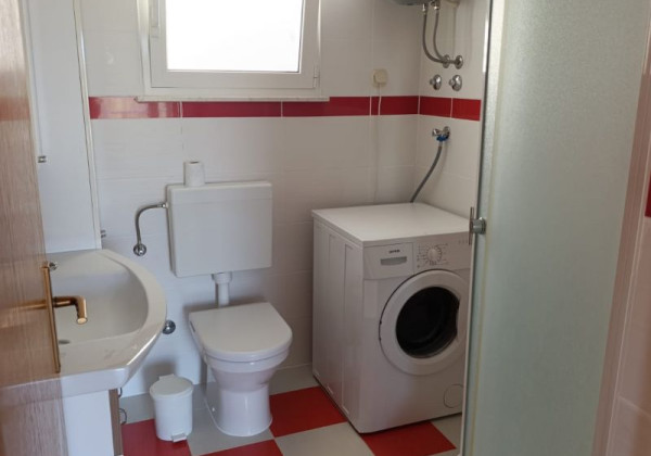 Chorvátsko - Na predaj dom s dvoma apartmánmi len 90 m od mora – Vrsi!