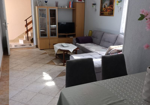 Chorvátsko - Na predaj dom s dvoma apartmánmi len 90 m od mora – Vrsi!