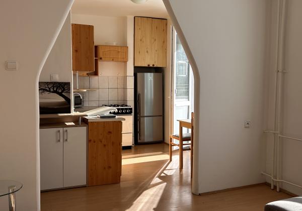 ZNIŽENÁ CENA - 2 - izbový byt po rekonštrukcii s novým balkónom Valaská