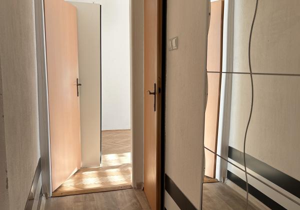 ZNIŽENÁ CENA - 2 - izbový byt po rekonštrukcii s novým balkónom Valaská