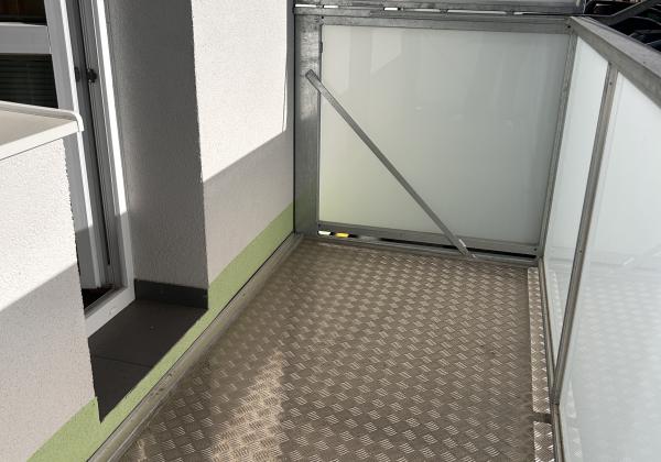 ZNIŽENÁ CENA - 2 - izbový byt po rekonštrukcii s novým balkónom Valaská