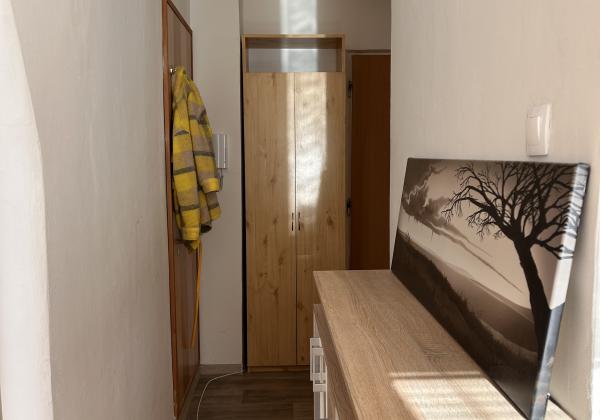 ZNIŽENÁ CENA - 2 - izbový byt po rekonštrukcii s novým balkónom Valaská