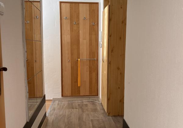 ZNIŽENÁ CENA - 2 - izbový byt po rekonštrukcii s novým balkónom Valaská