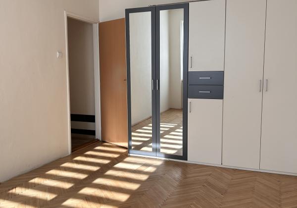 ZNIŽENÁ CENA - 2 - izbový byt po rekonštrukcii s novým balkónom Valaská