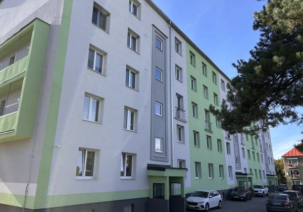 ZNIŽENÁ CENA - 2 - izbový byt po rekonštrukcii s novým balkónom Valaská