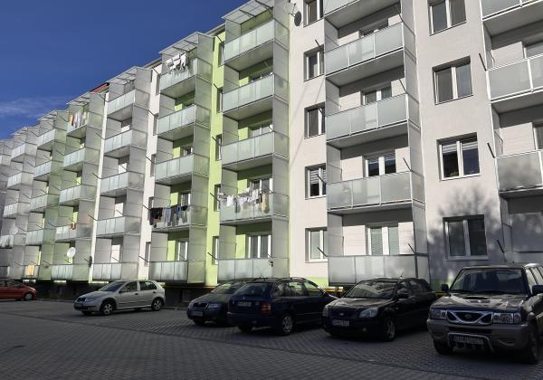 ZNIŽENÁ CENA - 2 - izbový byt po rekonštrukcii s novým balkónom Valaská