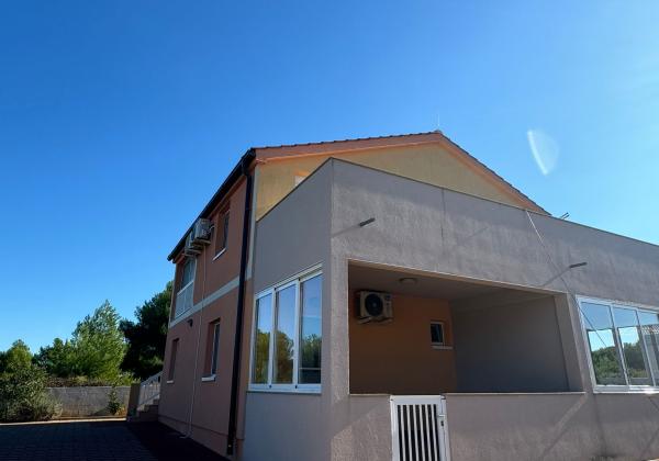 CHORVÁTSKO - EXKLUZÍVNE NA PREDAJ 4-IZBOVÝ APARTMÁN S VÝHĽADOM NA MORE, OSTROV VIR