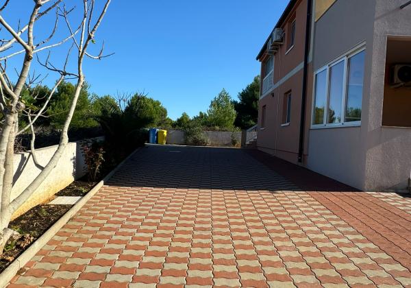 CHORVÁTSKO - EXKLUZÍVNE NA PREDAJ 4-IZBOVÝ APARTMÁN S VÝHĽADOM NA MORE, OSTROV VIR