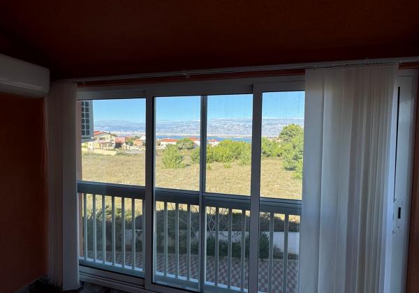 CHORVÁTSKO - EXKLUZÍVNE NA PREDAJ 4-IZBOVÝ APARTMÁN S VÝHĽADOM NA MORE, OSTROV VIR