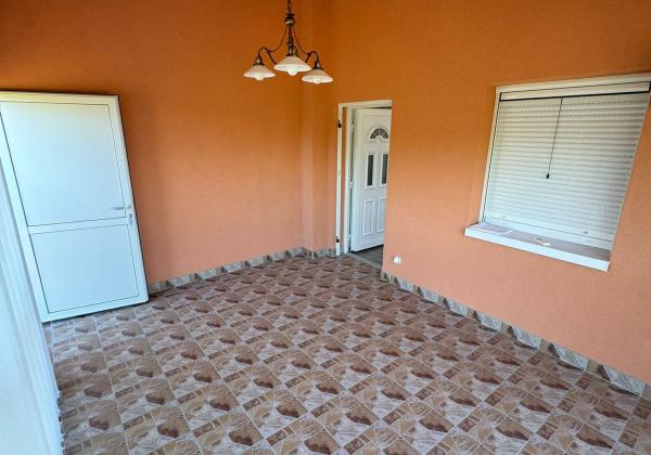 CHORVÁTSKO - EXKLUZÍVNE NA PREDAJ 4-IZBOVÝ APARTMÁN S VÝHĽADOM NA MORE, OSTROV VIR