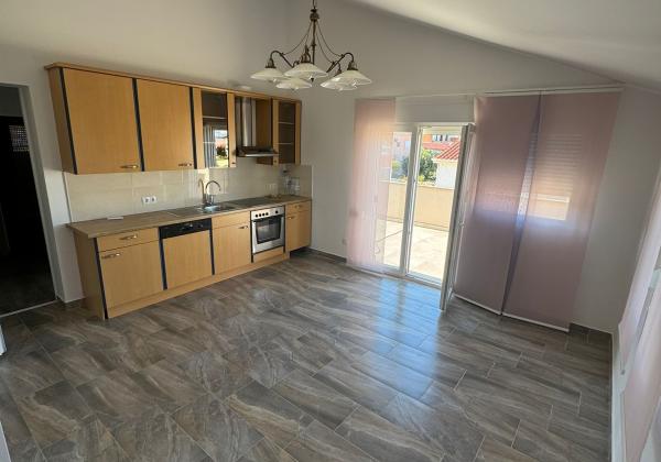 CHORVÁTSKO - EXKLUZÍVNE NA PREDAJ 4-IZBOVÝ APARTMÁN S VÝHĽADOM NA MORE, OSTROV VIR