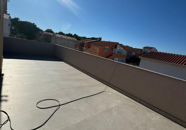 CHORVÁTSKO - EXKLUZÍVNE NA PREDAJ 4-IZBOVÝ APARTMÁN S VÝHĽADOM NA MORE, OSTROV VIR