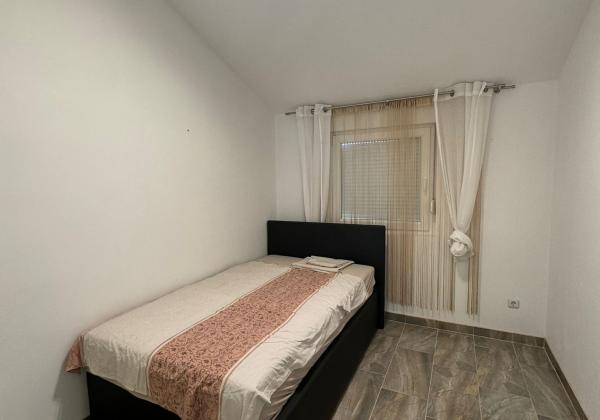 CHORVÁTSKO - EXKLUZÍVNE NA PREDAJ 4-IZBOVÝ APARTMÁN S VÝHĽADOM NA MORE, OSTROV VIR