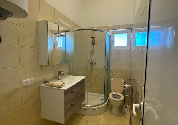 CHORVÁTSKO - EXKLUZÍVNE NA PREDAJ 4-IZBOVÝ APARTMÁN S VÝHĽADOM NA MORE, OSTROV VIR