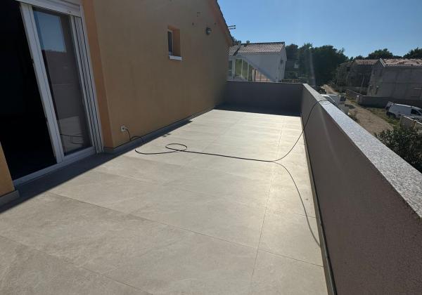 CHORVÁTSKO - EXKLUZÍVNE NA PREDAJ 4-IZBOVÝ APARTMÁN S VÝHĽADOM NA MORE, OSTROV VIR