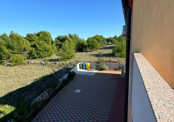 CHORVÁTSKO - EXKLUZÍVNE NA PREDAJ 4-IZBOVÝ APARTMÁN S VÝHĽADOM NA MORE, OSTROV VIR