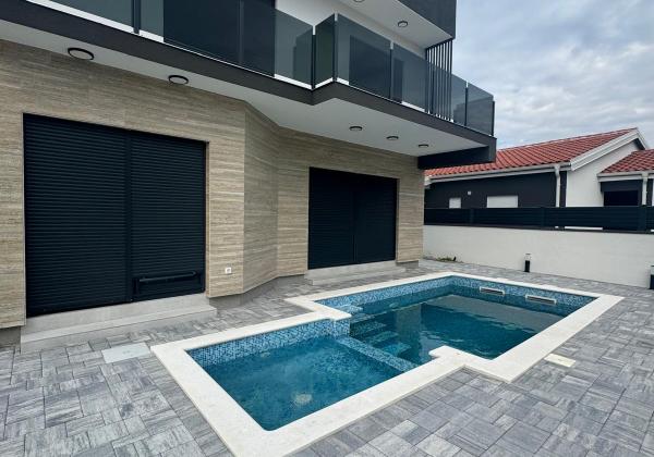 EXKLUZÍVNA NOVOSTAVBA S BAZÉNOM - OSTROV VIR, CHORVÁTSKO