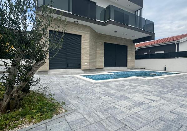 EXKLUZÍVNA NOVOSTAVBA S BAZÉNOM - OSTROV VIR, CHORVÁTSKO