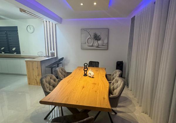 EXKLUZÍVNA NOVOSTAVBA S BAZÉNOM - OSTROV VIR, CHORVÁTSKO