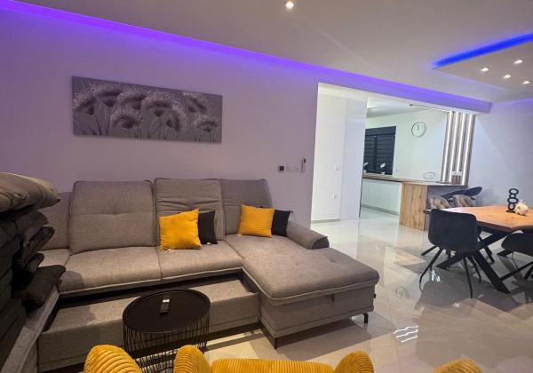 EXKLUZÍVNA NOVOSTAVBA S BAZÉNOM - OSTROV VIR, CHORVÁTSKO