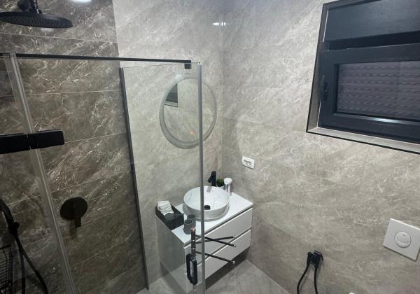 EXKLUZÍVNA NOVOSTAVBA S BAZÉNOM - OSTROV VIR, CHORVÁTSKO