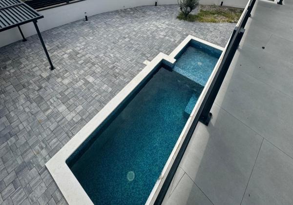 EXKLUZÍVNA NOVOSTAVBA S BAZÉNOM - OSTROV VIR, CHORVÁTSKO