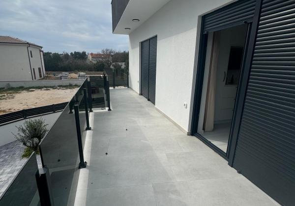 EXKLUZÍVNA NOVOSTAVBA S BAZÉNOM - OSTROV VIR, CHORVÁTSKO