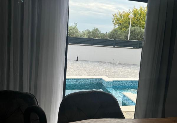 EXKLUZÍVNA NOVOSTAVBA S BAZÉNOM - OSTROV VIR, CHORVÁTSKO