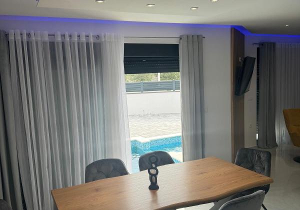 EXKLUZÍVNA NOVOSTAVBA S BAZÉNOM - OSTROV VIR, CHORVÁTSKO