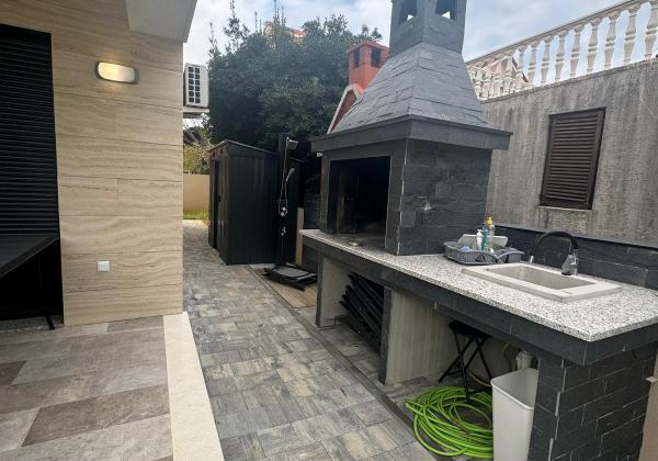 Chorvátsko - Apartmán 3x spálňa so záhradou a zariadením