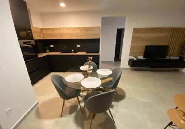 CHORVÁTSKO, PRIVLAKA - MODERNÝ APARTMÁN S VÝHĽADOM NA MORE LEN 150 M OD PLÁŽE