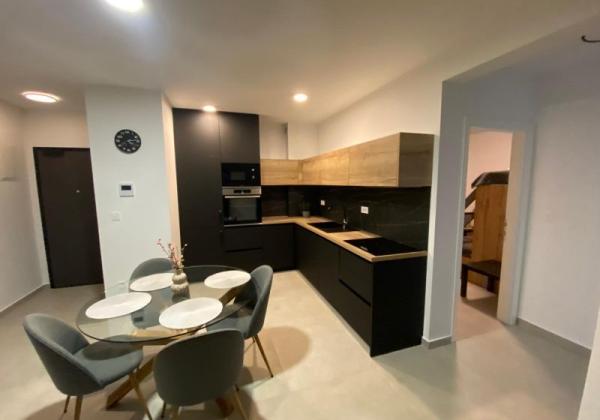 CHORVÁTSKO, PRIVLAKA - MODERNÝ APARTMÁN S VÝHĽADOM NA MORE LEN 150 M OD PLÁŽE