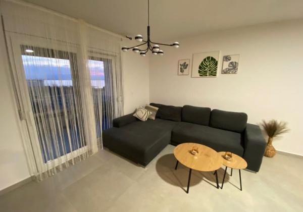 CHORVÁTSKO, PRIVLAKA - MODERNÝ APARTMÁN S VÝHĽADOM NA MORE LEN 150 M OD PLÁŽE