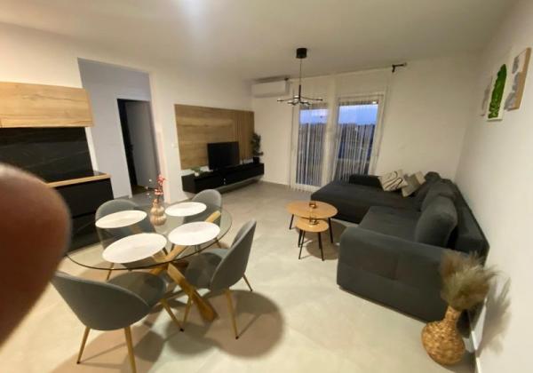 CHORVÁTSKO, PRIVLAKA - MODERNÝ APARTMÁN S VÝHĽADOM NA MORE LEN 150 M OD PLÁŽE